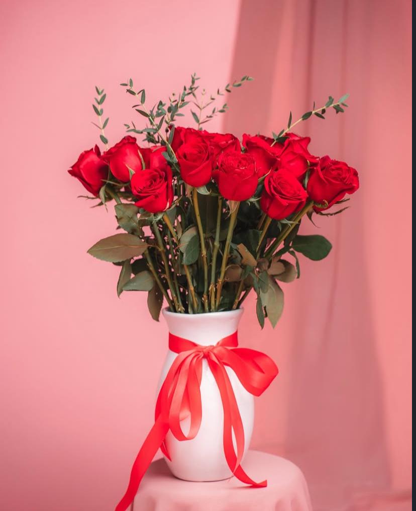 florero rosas rojas